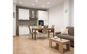 Square Inn Apartment